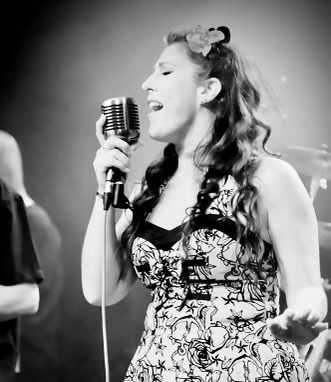 🎶 Julie Jive Returns to The Posh Boys Bar! 🎤